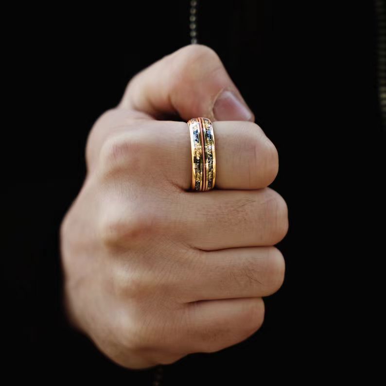 Bague en acier inoxydable avec incrustation de météorite et feuille d’or – Style luxueux