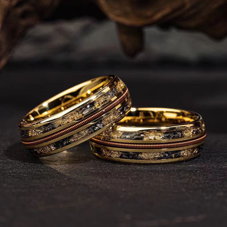 Bague en acier inoxydable avec incrustation de météorite et feuille d’or – Style luxueux