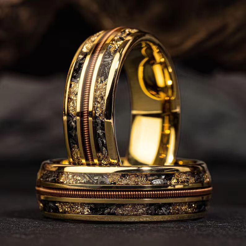 Bague en acier inoxydable avec incrustation de météorite et feuille d’or – Style luxueux