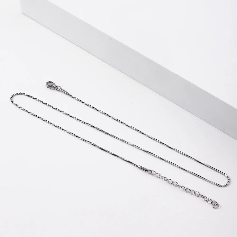 Collier chaîne box en acier inoxydable – Élégance minimaliste