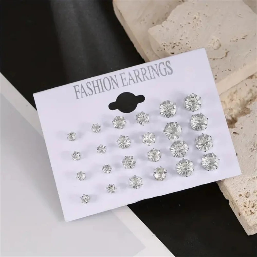 Set de 12 paires de boucles d’oreilles en acier inoxydable couleur argent avec zircon cubique (CZ). Design rond classique, léger et confortable pour un usage quotidien. Convient à toutes les occasions.