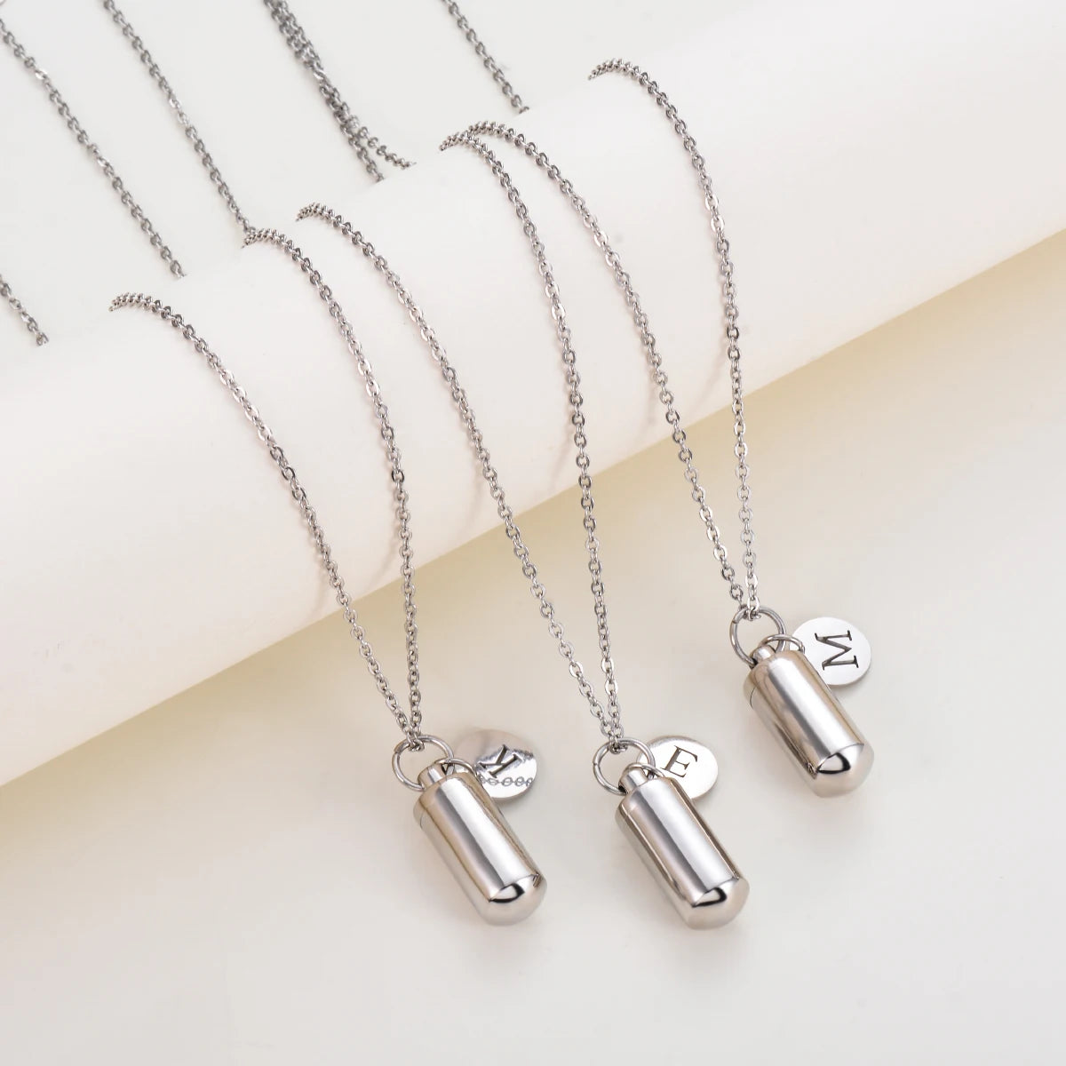 Collier Urne Cylindre Personnalisé avec Initiale – Pendentif Souvenir pour Cendres en Acier Inoxydable