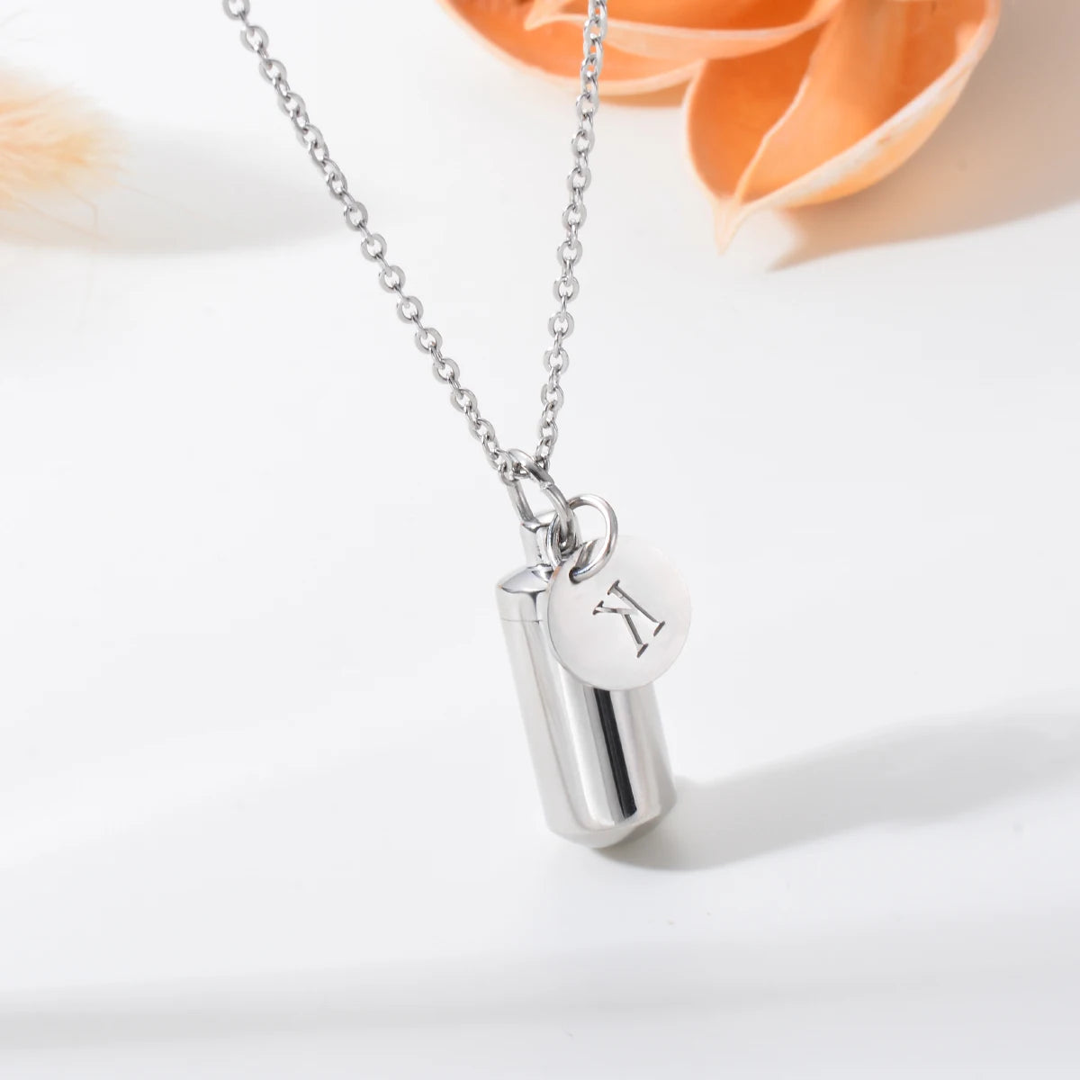 Collier Urne Cylindre Personnalisé avec Initiale – Pendentif Souvenir pour Cendres en Acier Inoxydable